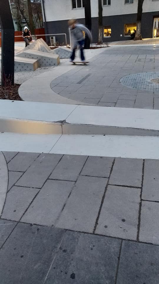 Вот такие следы остаются после скейтеров / фото: fb Egor Kolodenko
