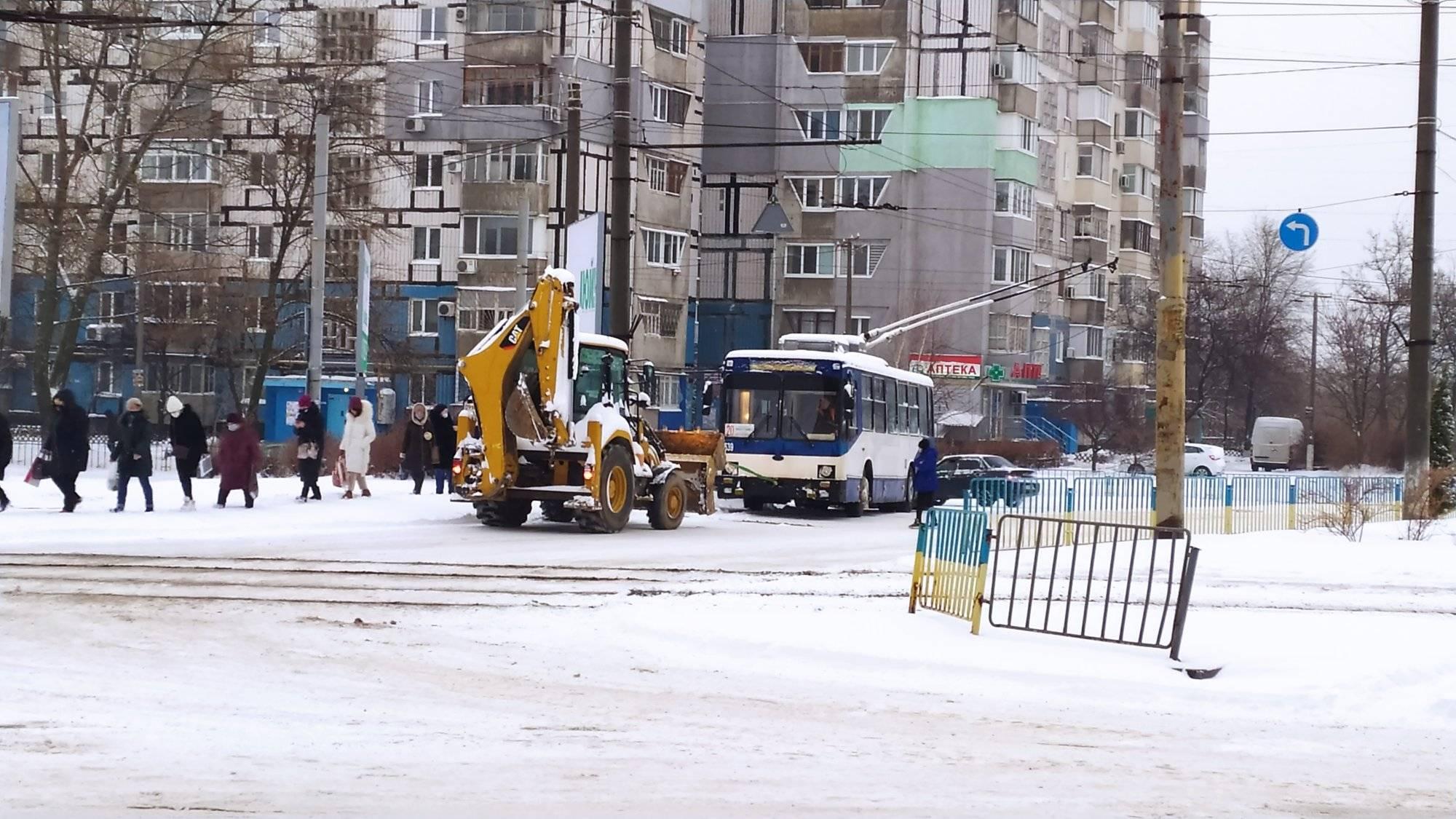 Троллейбус застрял / фото: fb Люда Людашка