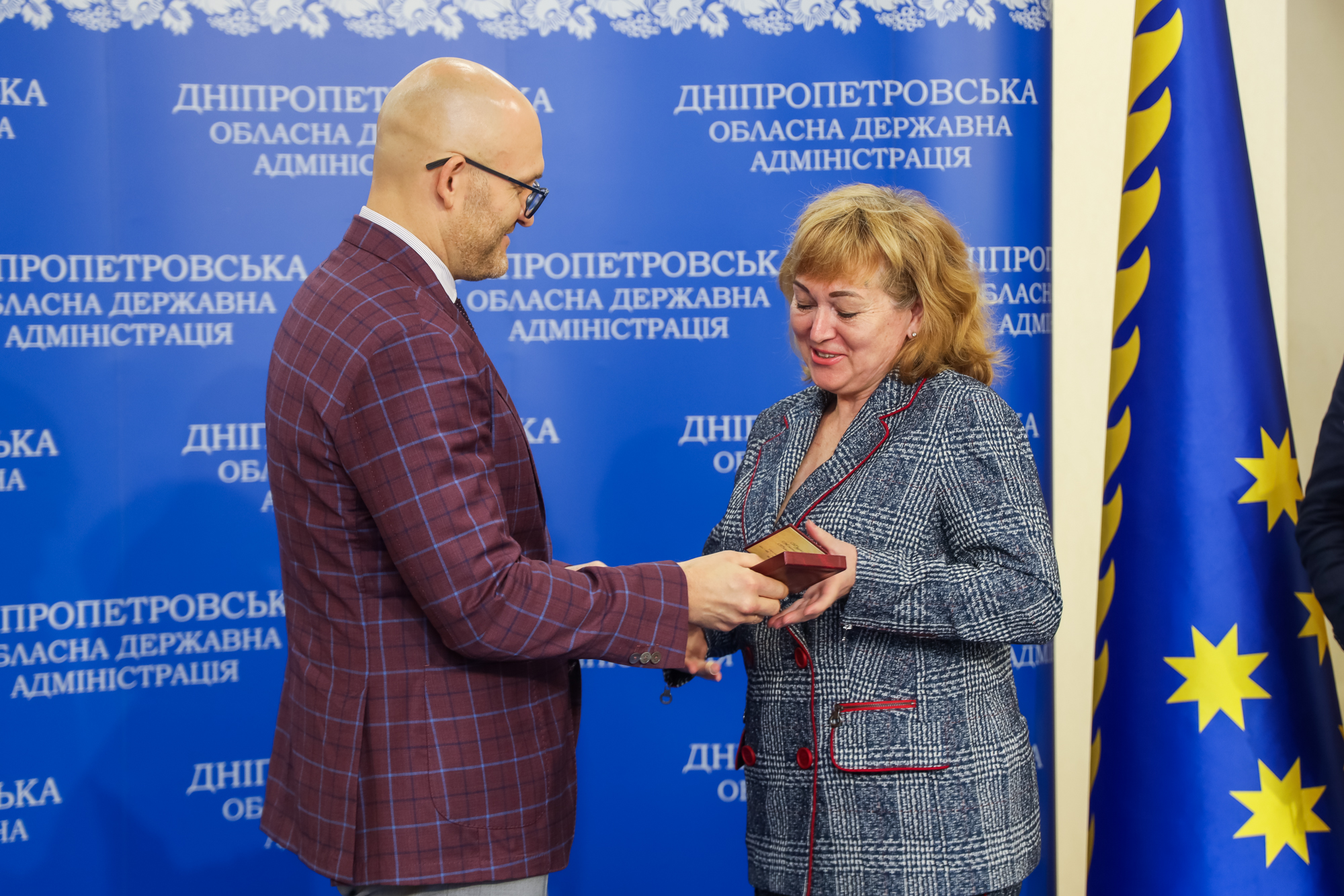Отметили: в Днепропетровской ОГА вручили государственные награды жителям области фото 1