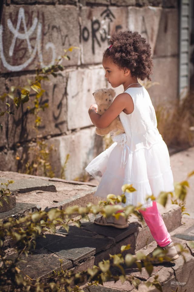 Девочка Сара, у которой сгорел дом / фото со страницы fb Ксеньи Светлой