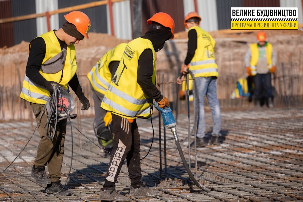 Работают над фундаментом / фото: adm.dp.gov.ua