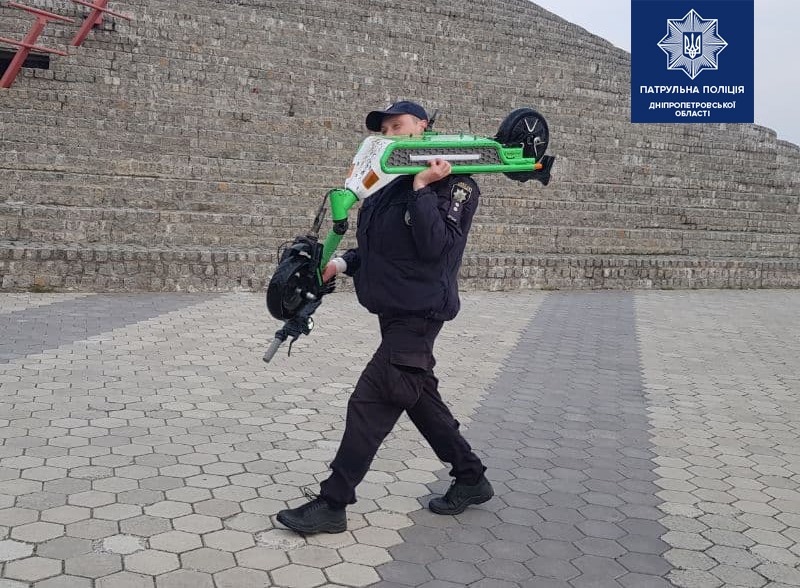 Полицейские достали самокат из воды / фото: патрульная полиция Днепра