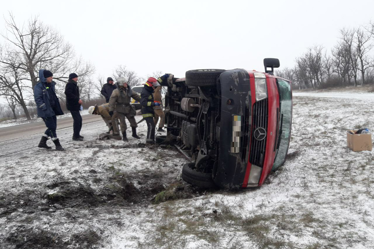Вот так машина перевернулась на бок / фото: ГСЧС Днепропетровской области