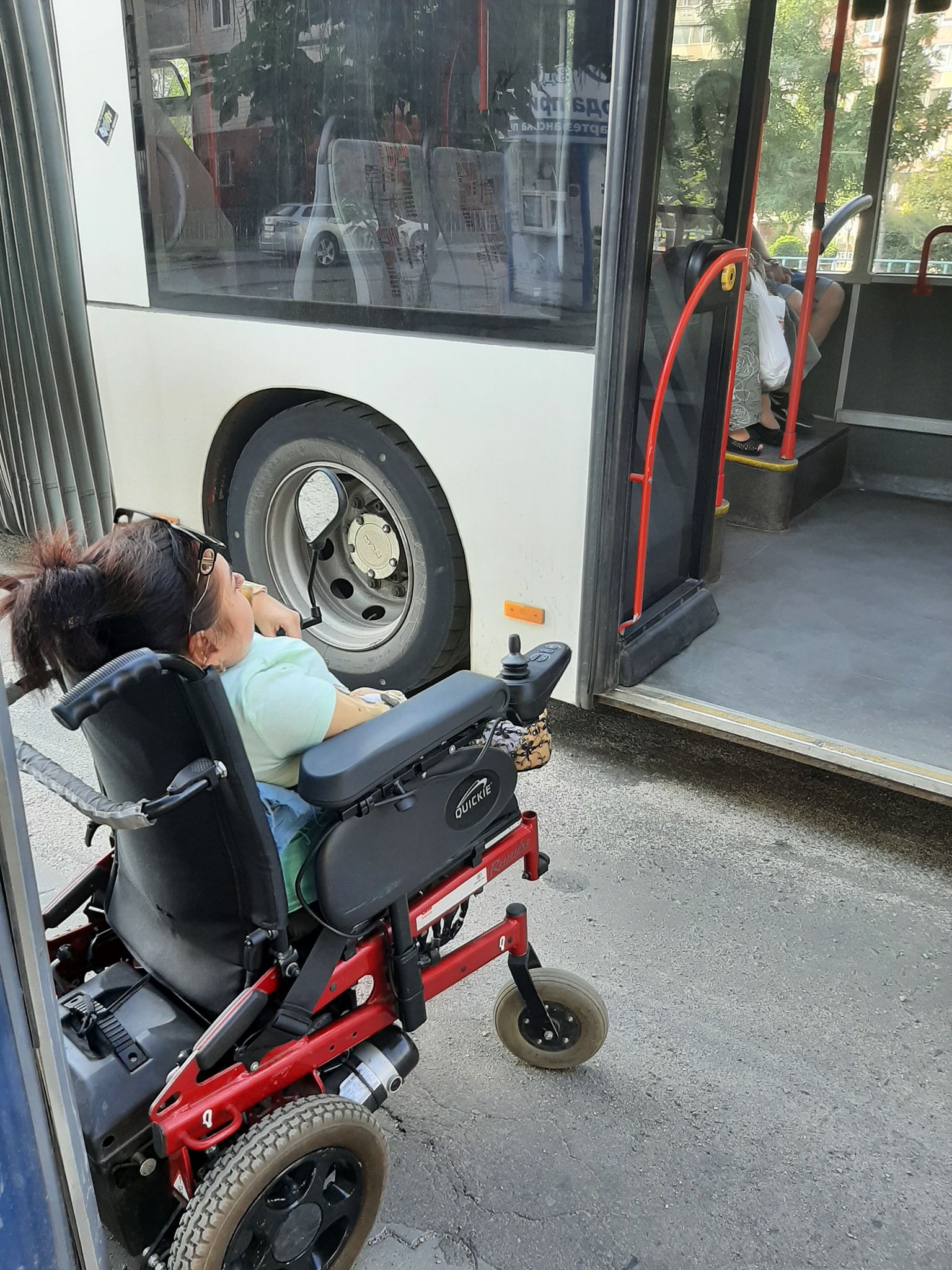 Девушка не могла дождаться транспорт с пандусом в Днепре / фото: fb Alena Osadchaya