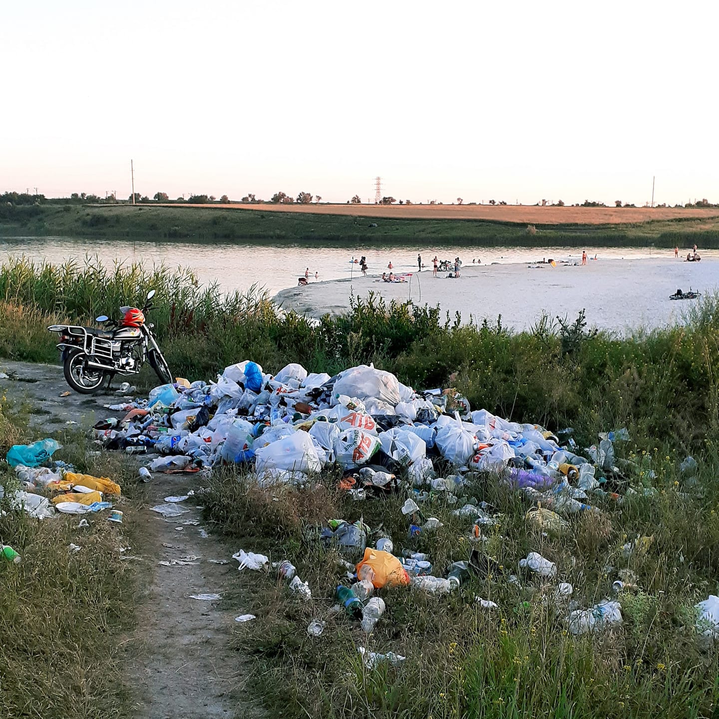 Свалка на Вольногорском карьере / фото: fb Валерия Пугач