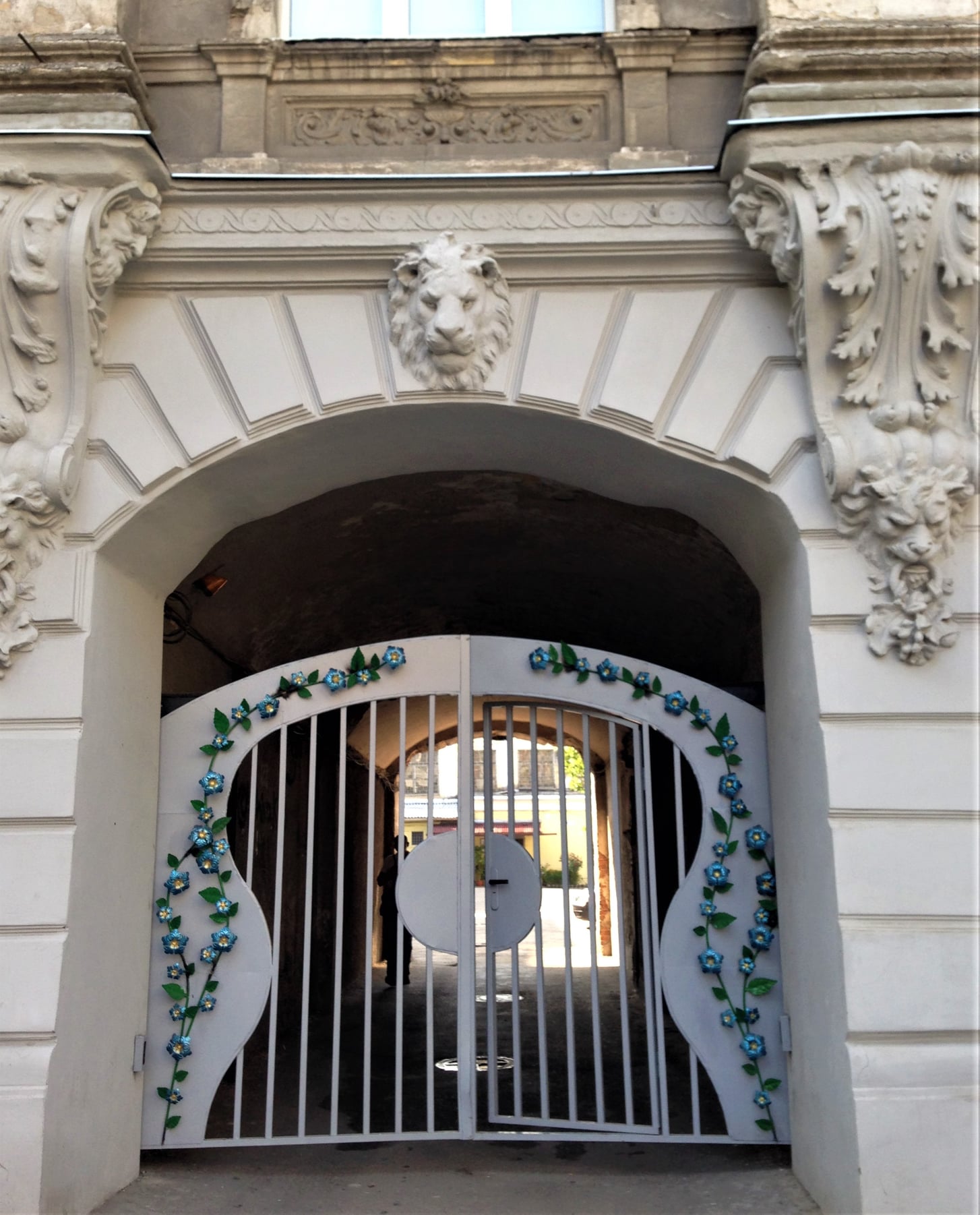 Красота неописуемая: в Днепре памятник архитектуры "украсили" воротами с цветочками фото 1