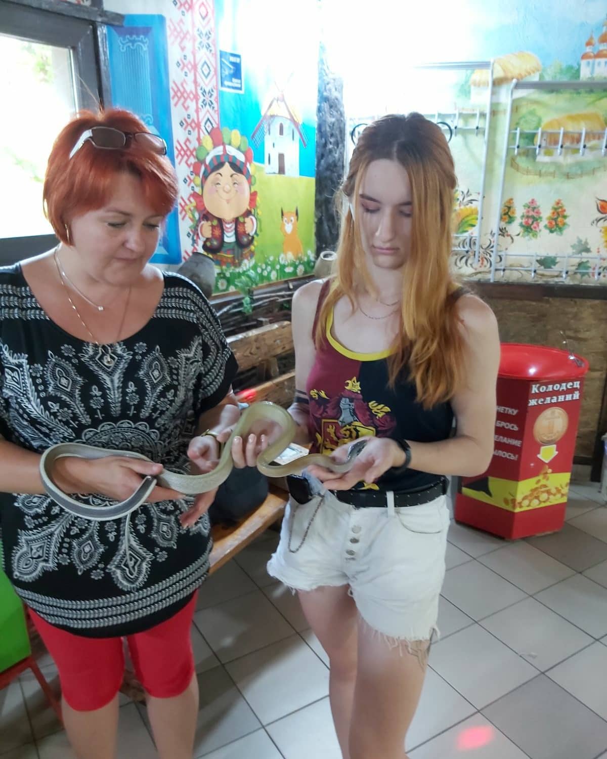 За змеей пришла хозяйка / фото: Трогательный зоопарк в парке Глобы