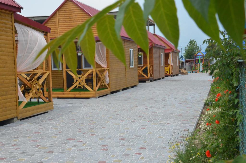 Вот такой домик на четверых можно снять в мае на базе "Аврора" за 800 гривен / фото: booking