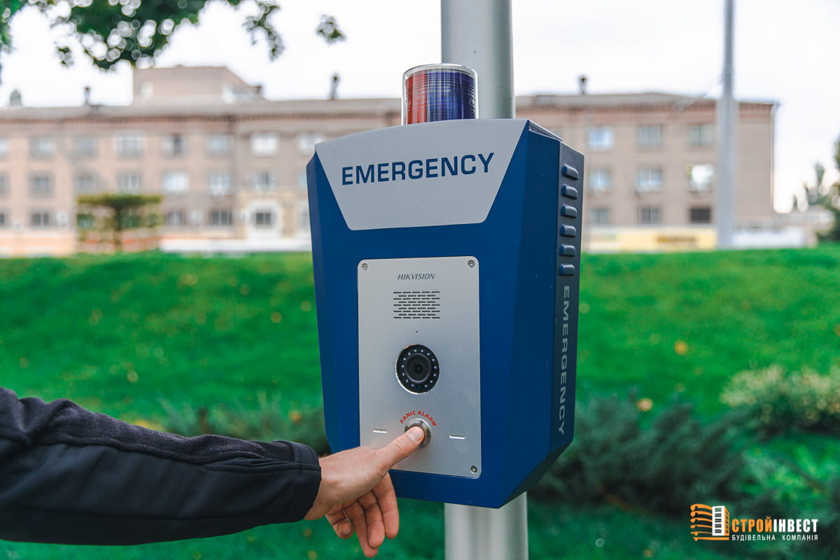 Кнопка безопасности в сквере / фото: Строительная компания "Стройинвест"