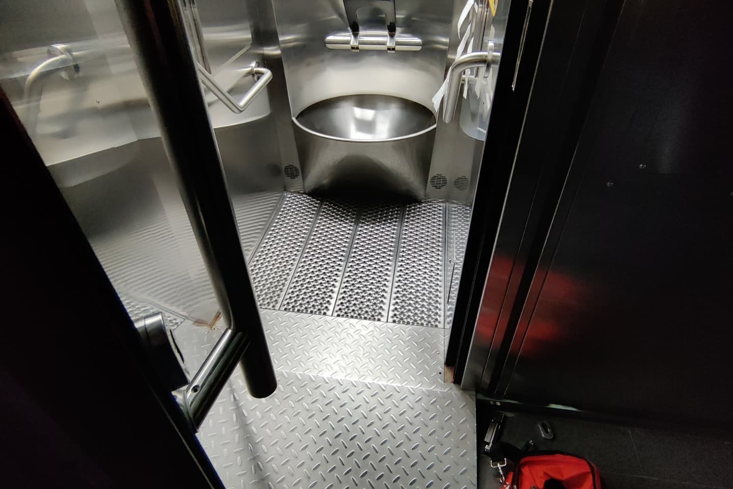 Замок заклинило: в Прибрежном сквере парень на час застрял в кабинке туалета фото 1