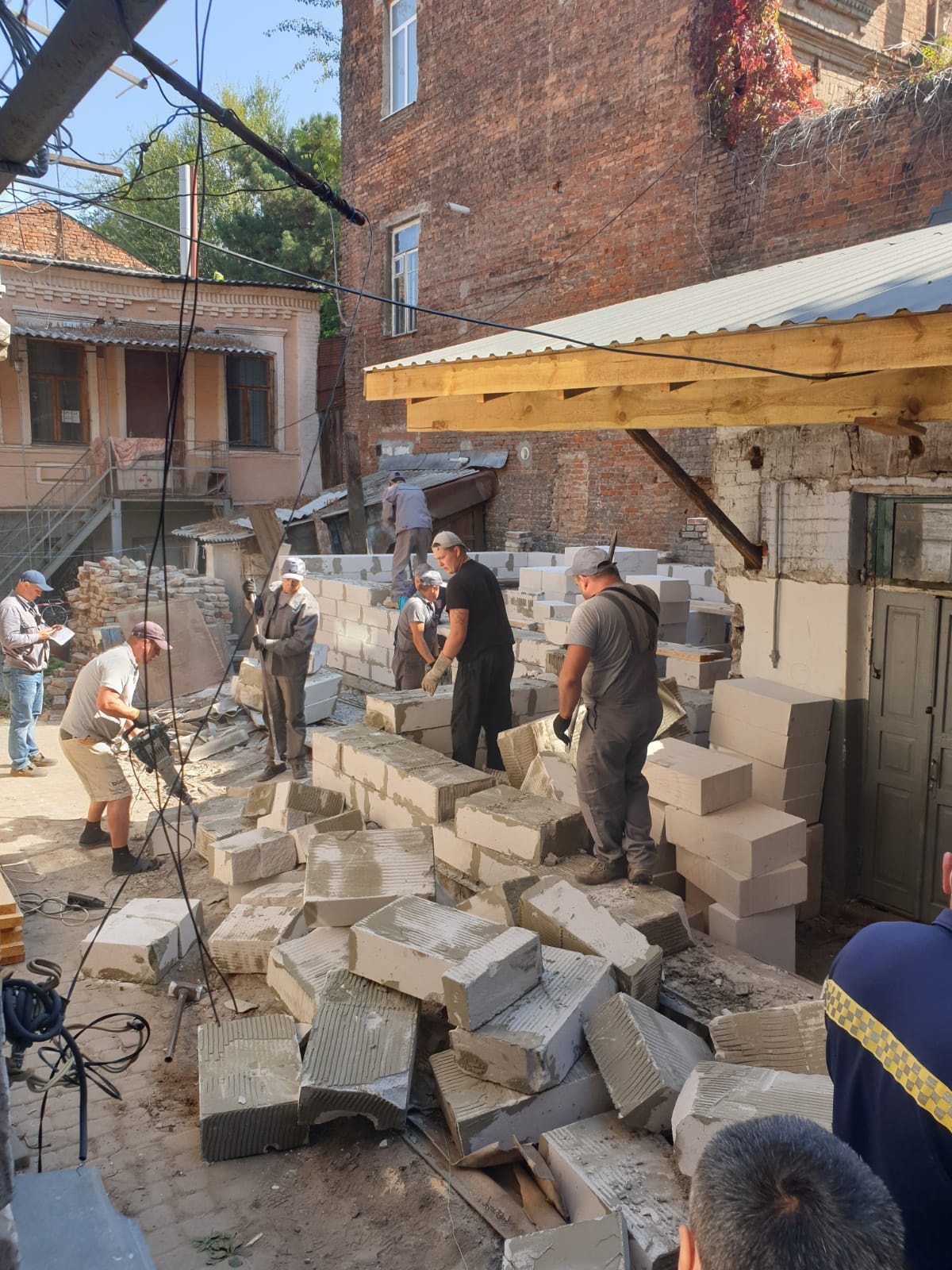 Теперь пристройку разбирают / фото: fb Руслан Мороз