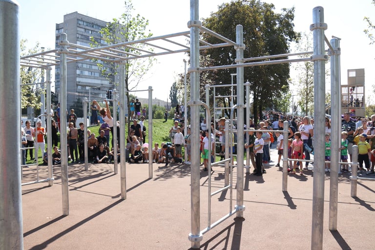 "Затишний і красивий": дніпряни у захваті від нового скверу на Слобожанському проспекті фото 7 6