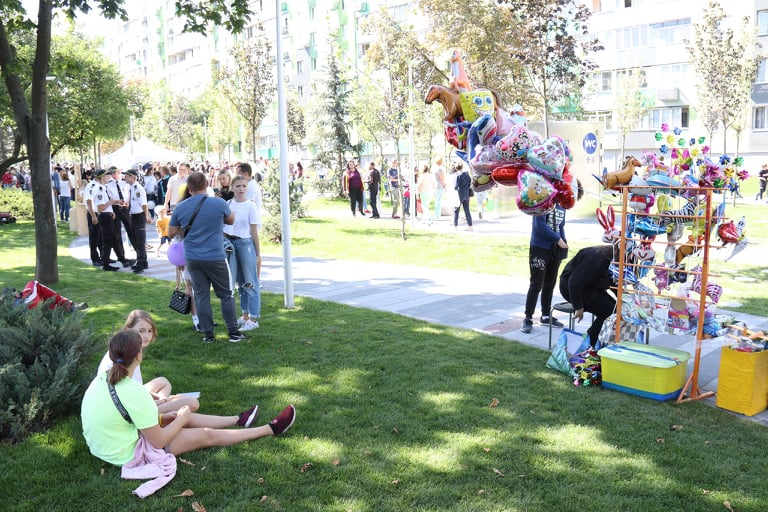"Затишний і красивий": дніпряни у захваті від нового скверу на Слобожанському проспекті фото 9 8