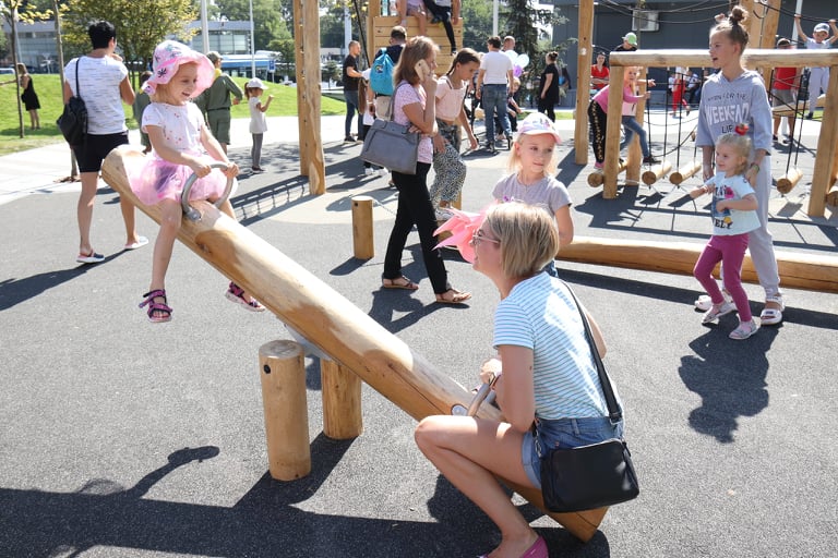 "Затишний і красивий": дніпряни у захваті від нового скверу на Слобожанському проспекті фото 11 10