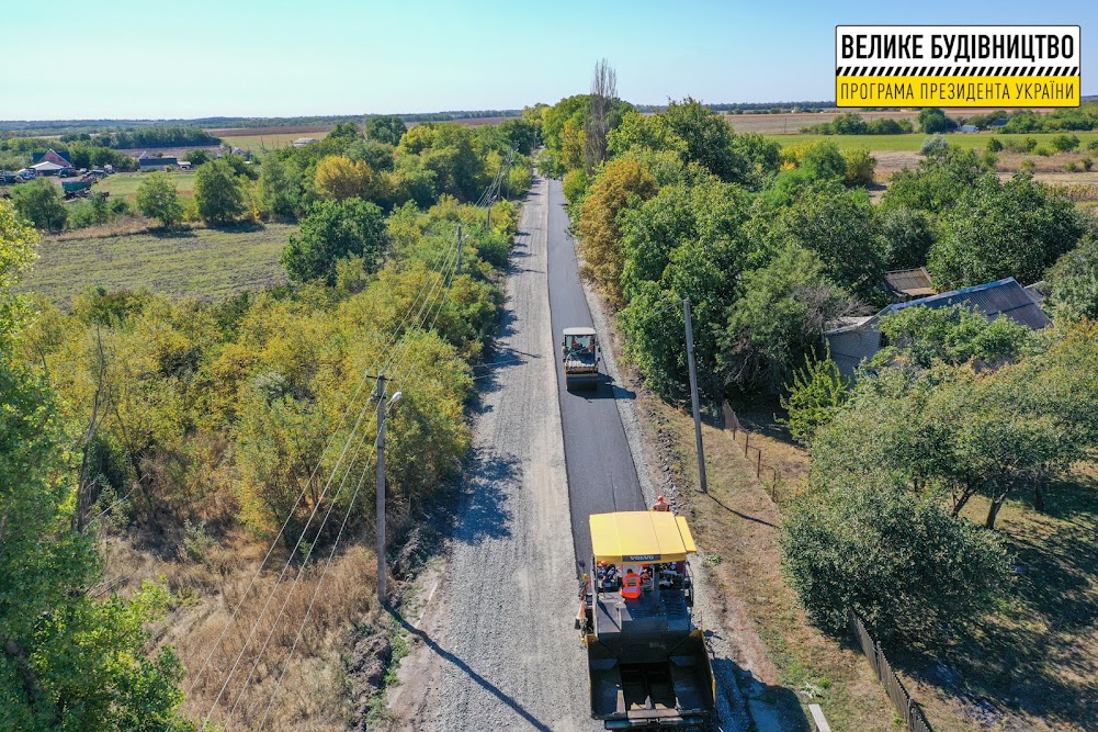 Еще две уже готовы: в Каменском районе ремонтируют две дороги фото 1