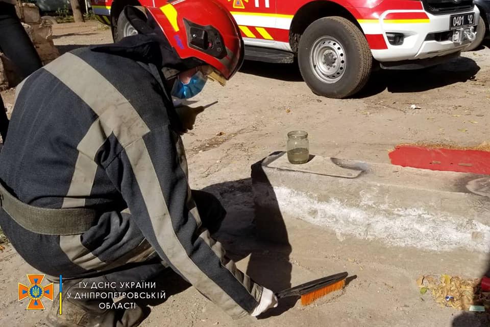 Спасатели убрали ртуть / фото: ГСЧС Днепропетровской области