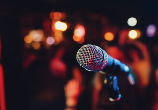 Открытый микрофон в MODULE  - фото freepik.com