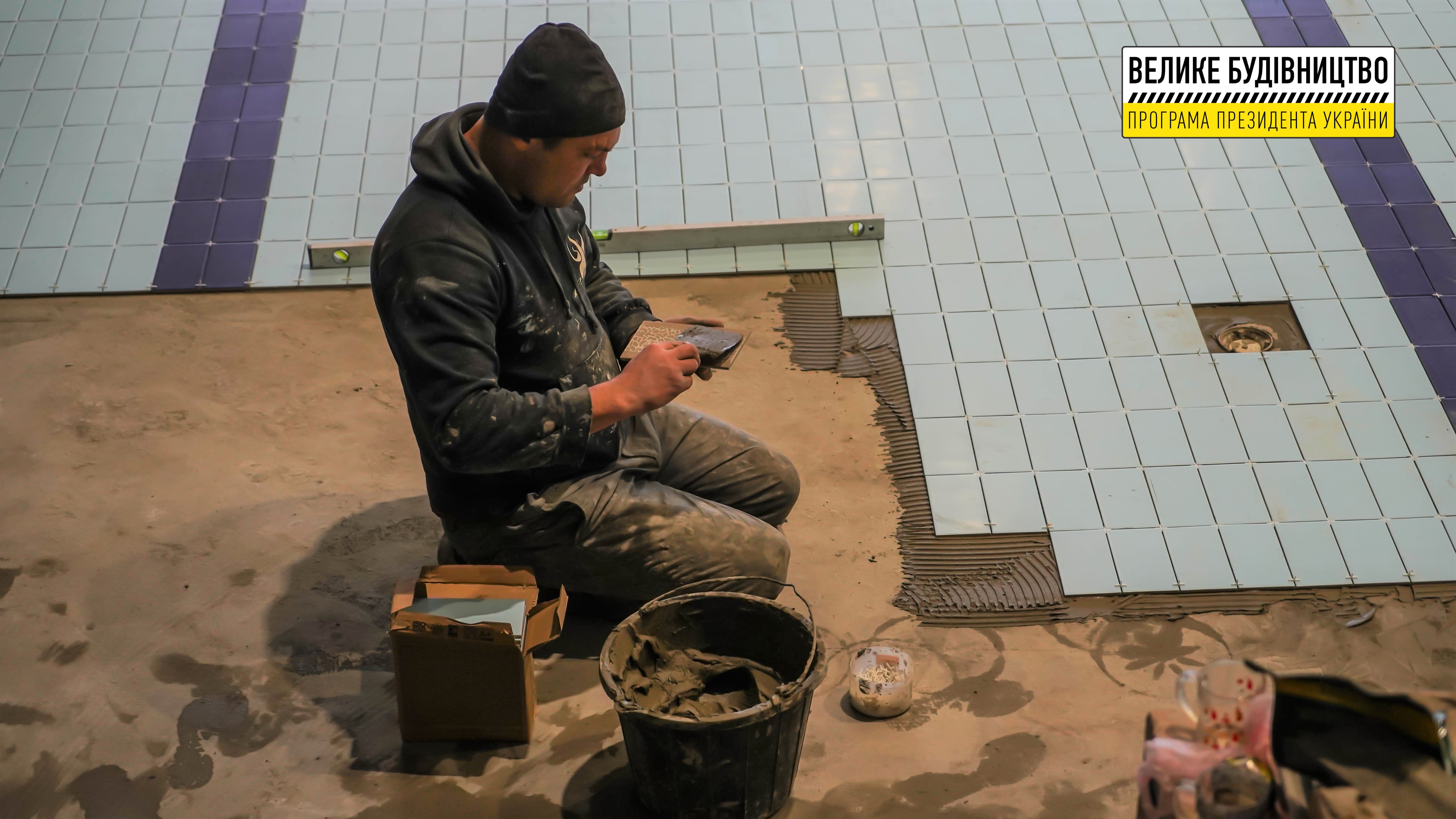 Готовятся к сдаче: в Слобожанском заканчивают строить "с нуля" бассейн фото 1