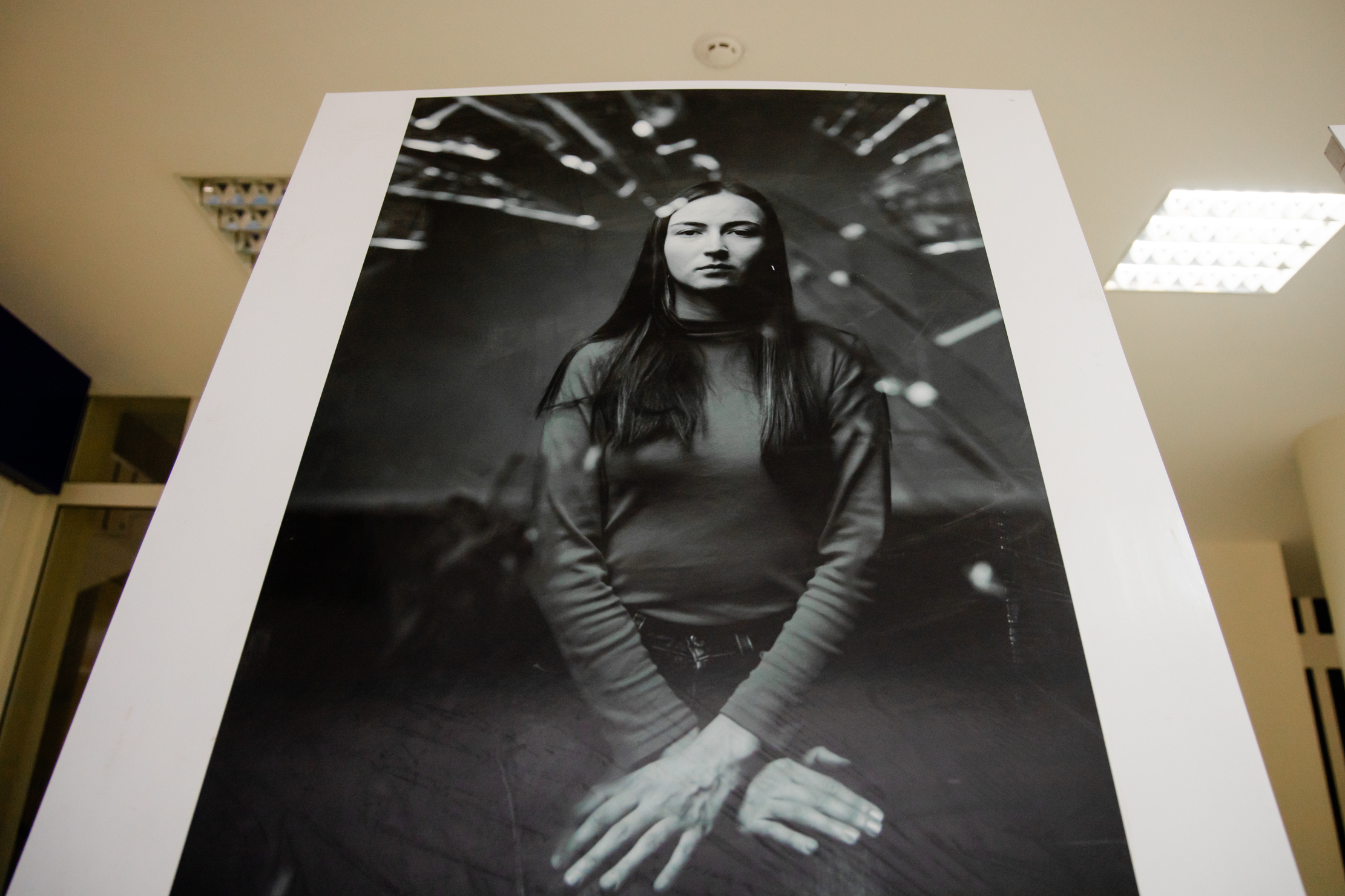 "В 17 меня изнасиловали": в здании ДнепрОГА открылся фотопроект о женщинах, которых домогались фото 2 1