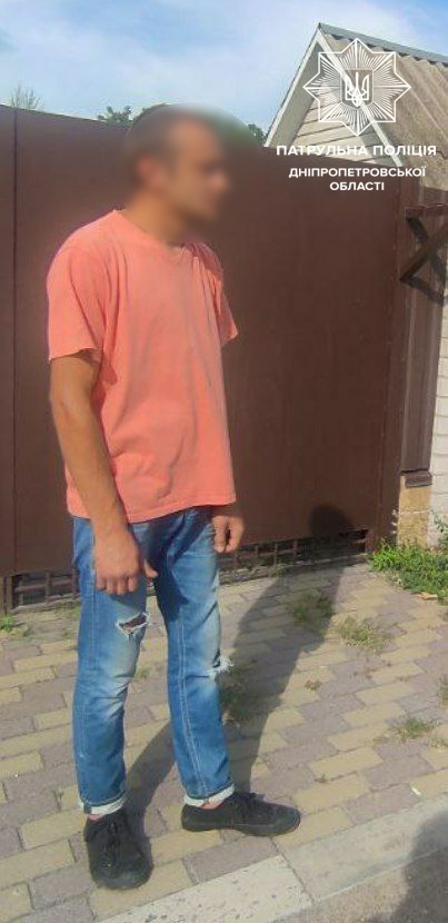 Чоловіка забрали до відділення поліції -