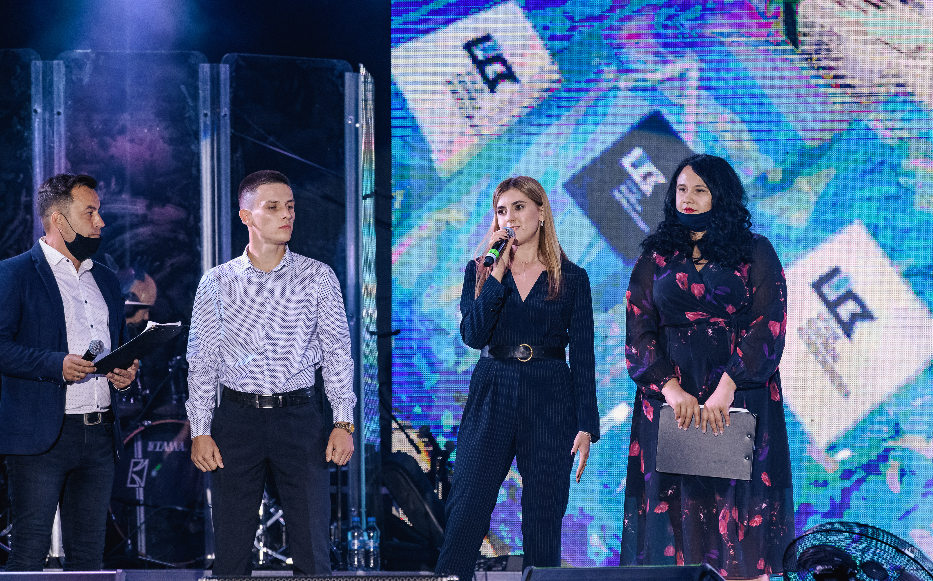 Со сцены любимый город поздравляли местные творческие коллективы, юные певцы и танцоры, а кавер-бэнд MoonJam радовал хитами в современной обработке.