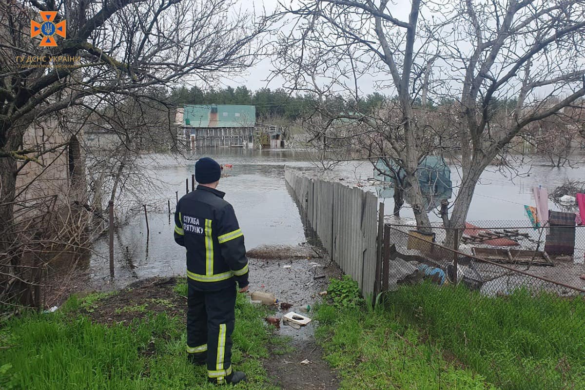 Через підвищення рівня води у річці підтопило двори у Дніпрі та області