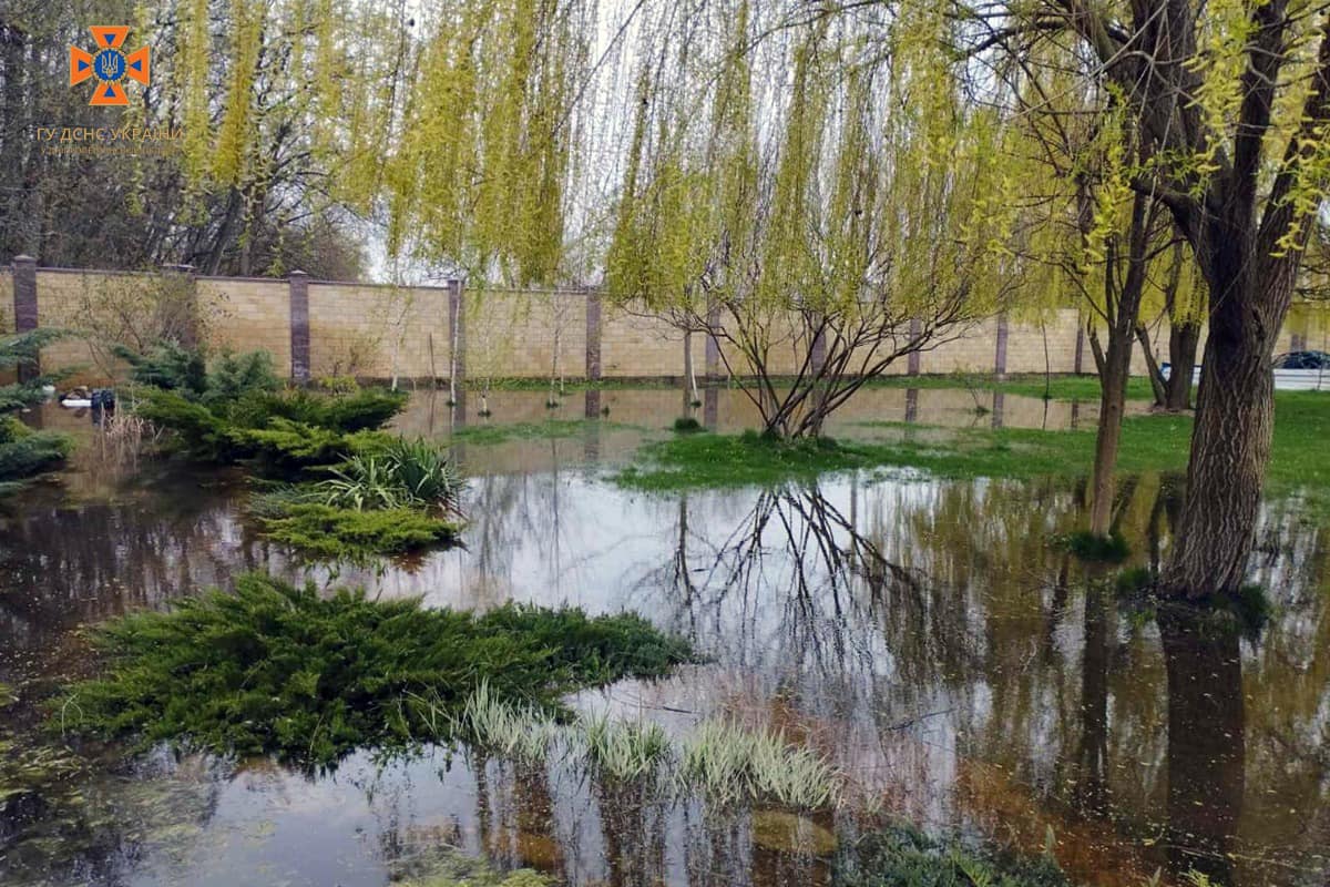 Через підвищення рівня води у річці підтопило двори у Дніпрі та області