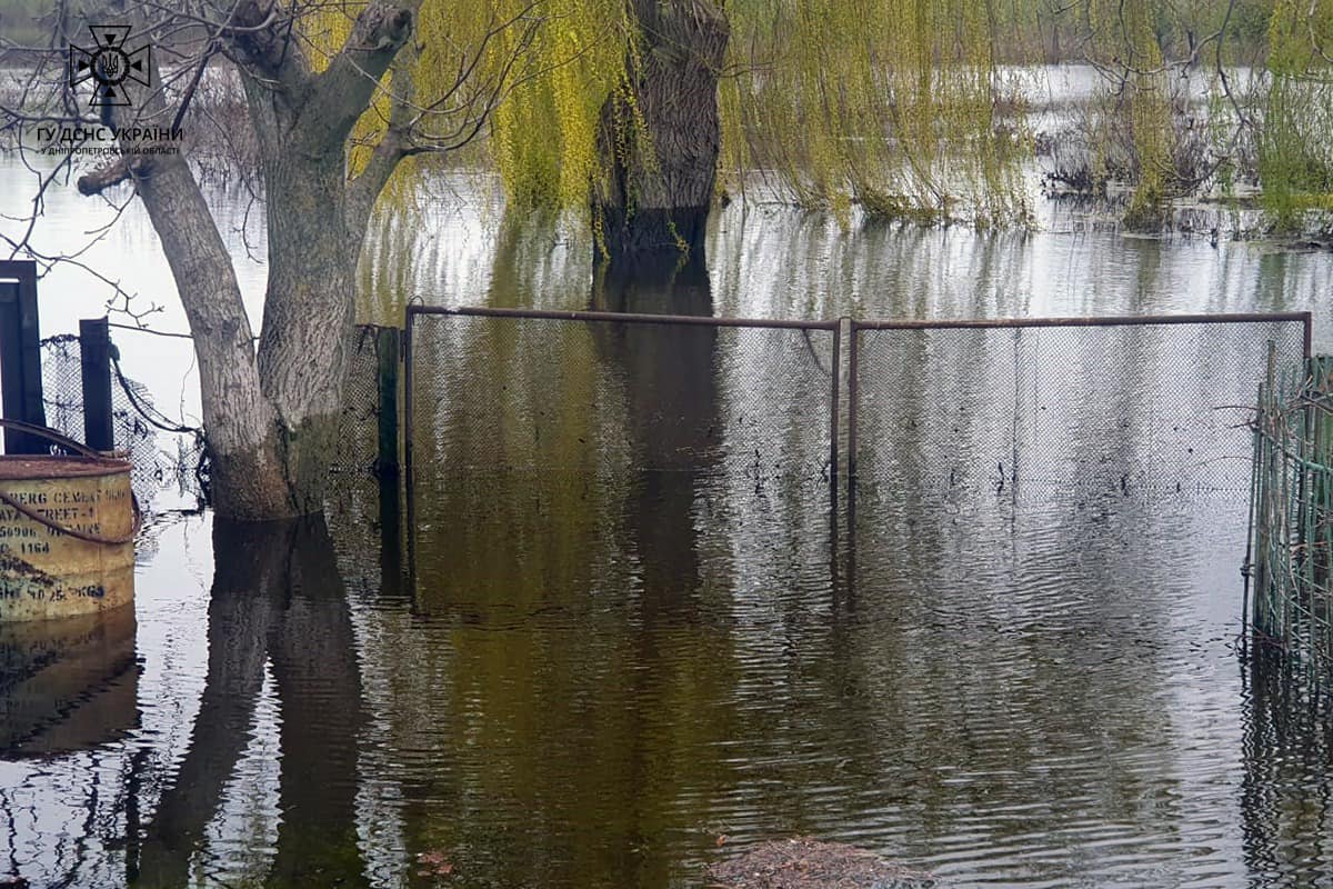 Через підвищення рівня води у річці підтопило двори у Дніпрі та області