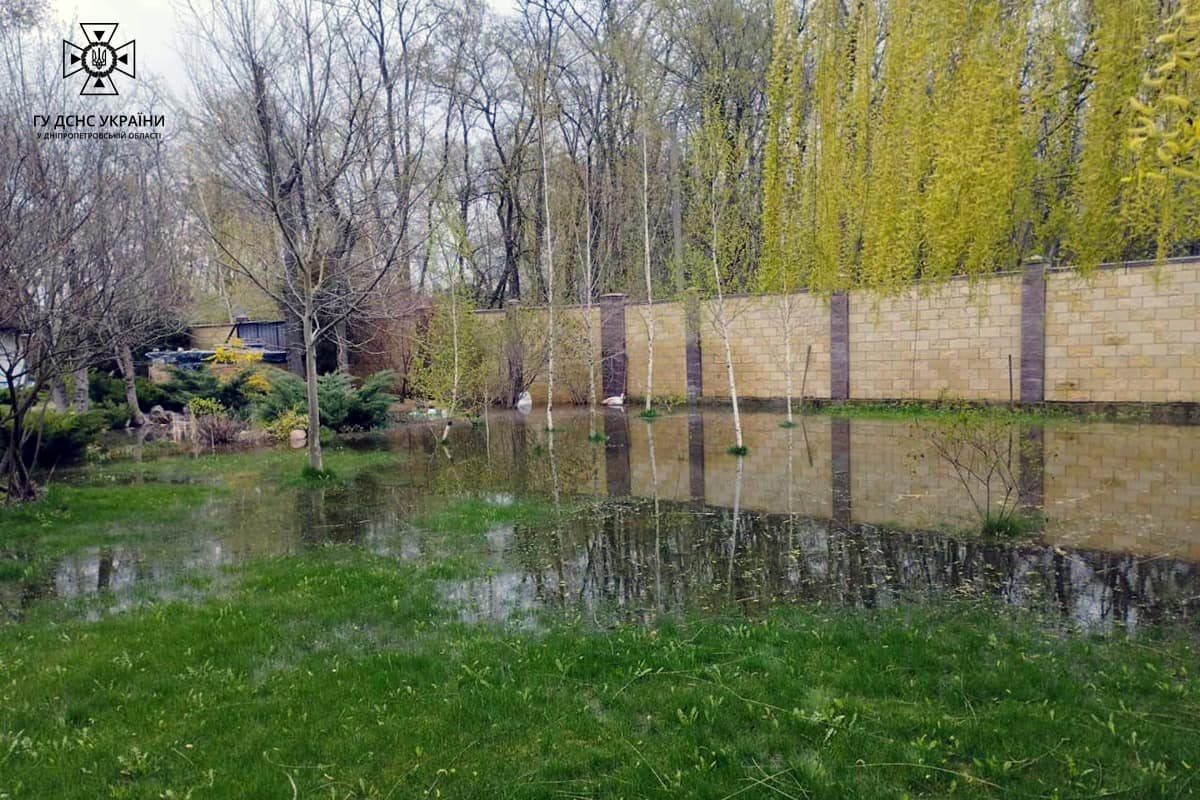 Через підвищення рівня води у річці підтопило двори у Дніпрі та області