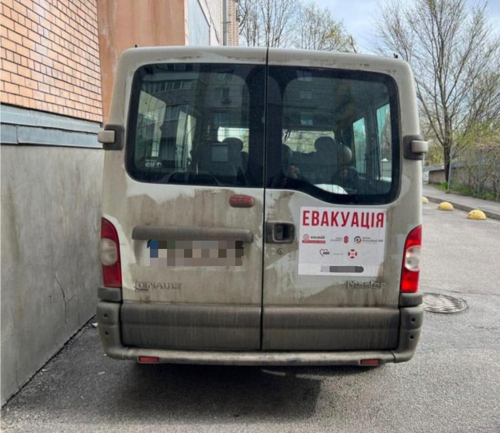 В Днепре мужчина разбил окно машины и украл из салона бронежилеты -