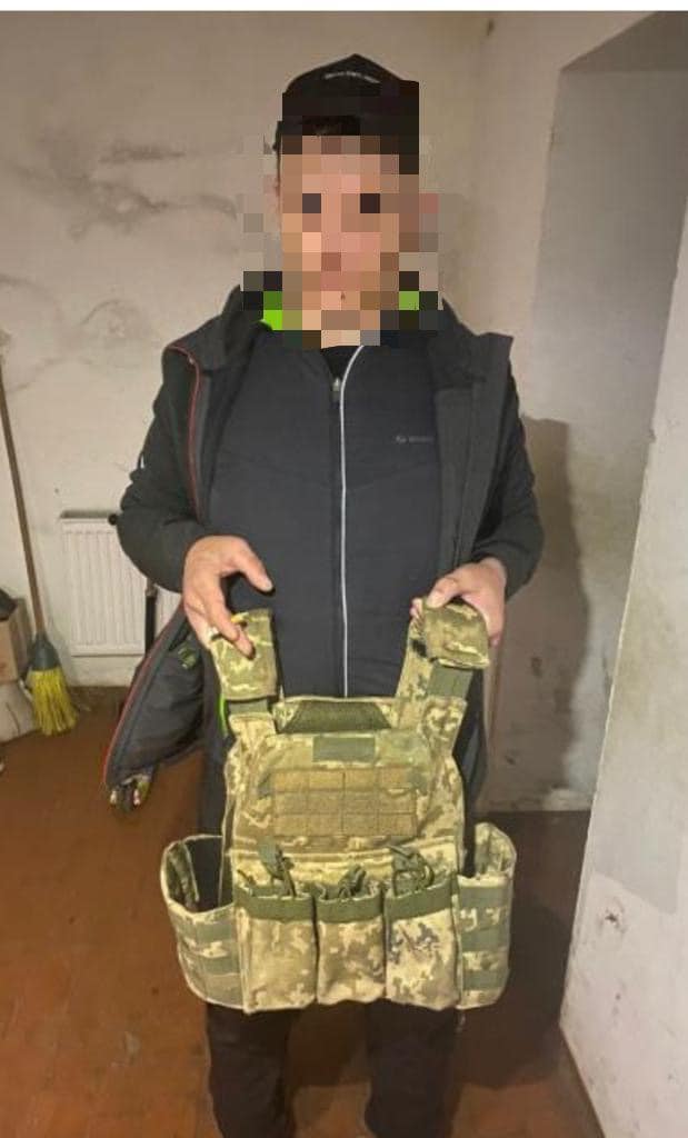 В Днепре мужчина разбил окно машины и украл из салона бронежилеты -