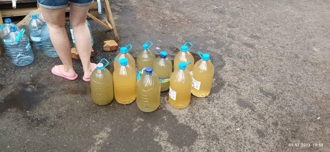 Такую воду выдают в Никополе – фото из соцсетей