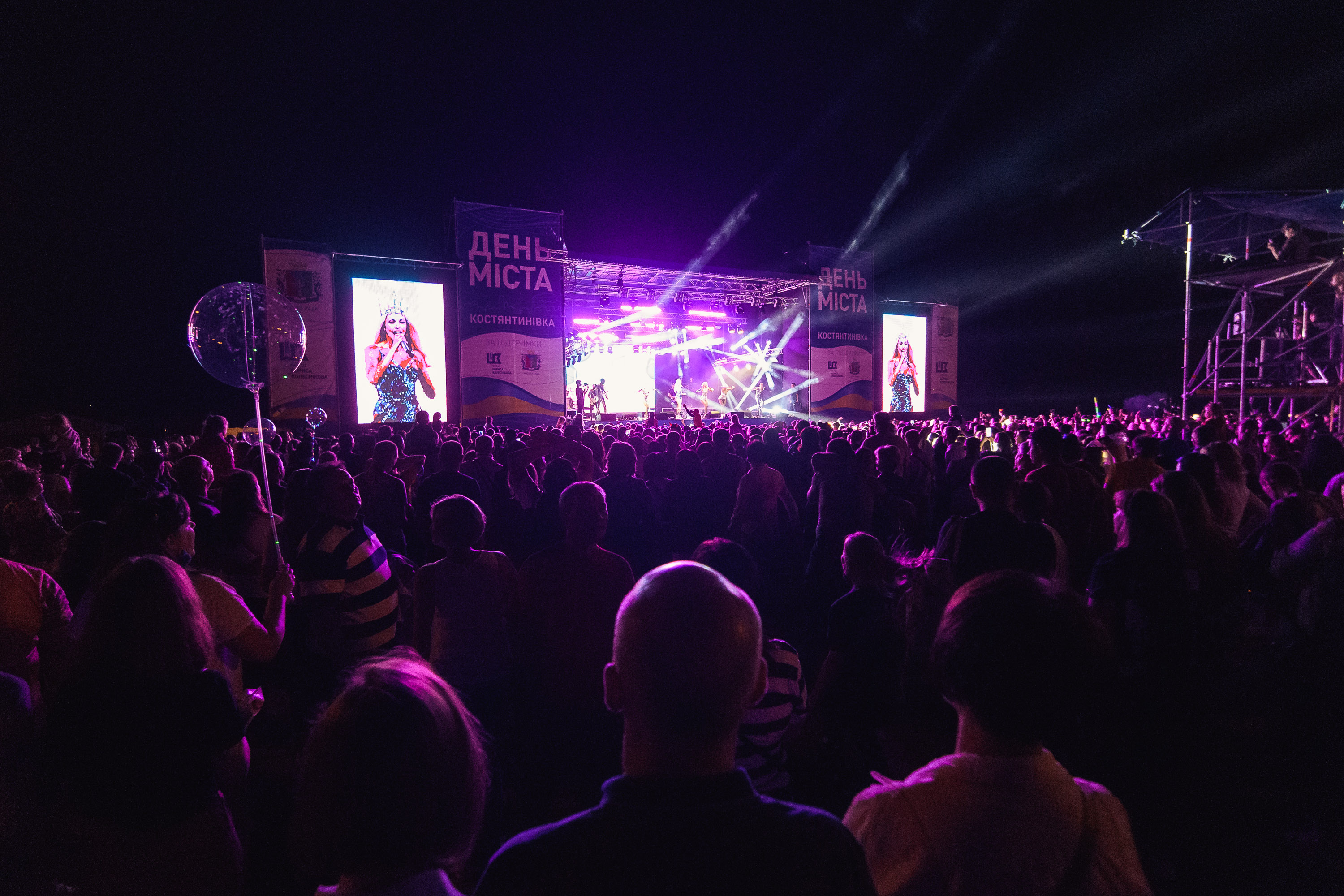 Фонд Бориса Колесникова совместно с городским советом сделал подарок местным жителям: организовал масштабный концерт с выступлением известных эстрадных исполнителей. 