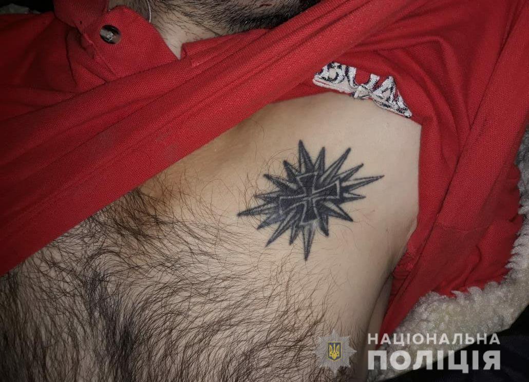 Помогите опознать: на трассе под Днепром нашли мертвого мужчину (фото 18+) фото 1