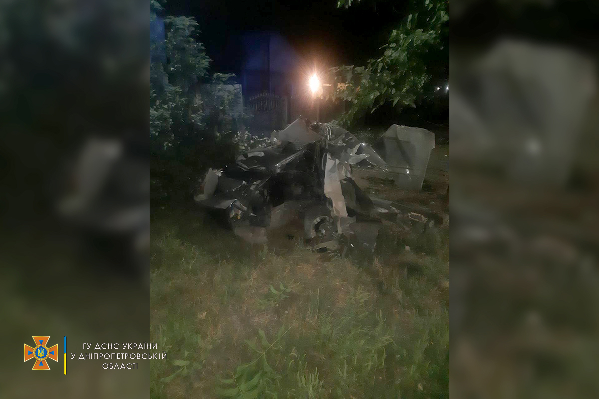 Машину очень покорежило / фото: ГСЧС Днепропетровской области