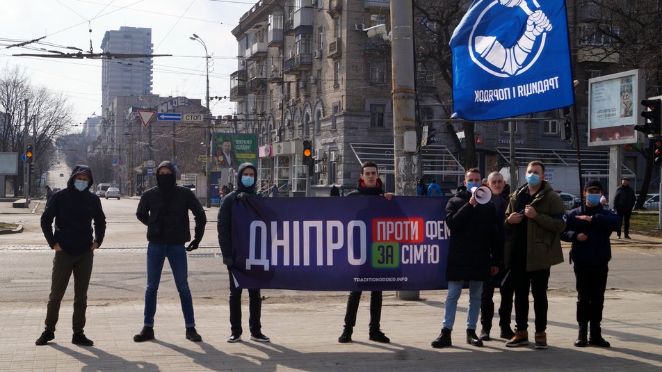 Мужчины пытались подарить митингующих цветы, но женщины их выбросили / фото: suspilne.media