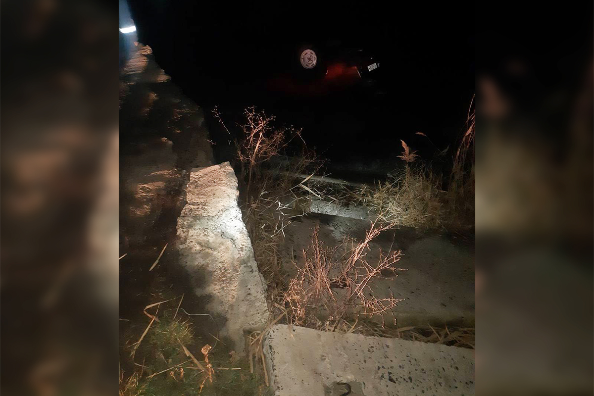 За полчаса до Нового года машина слетела с моста / фото: ГСЧС