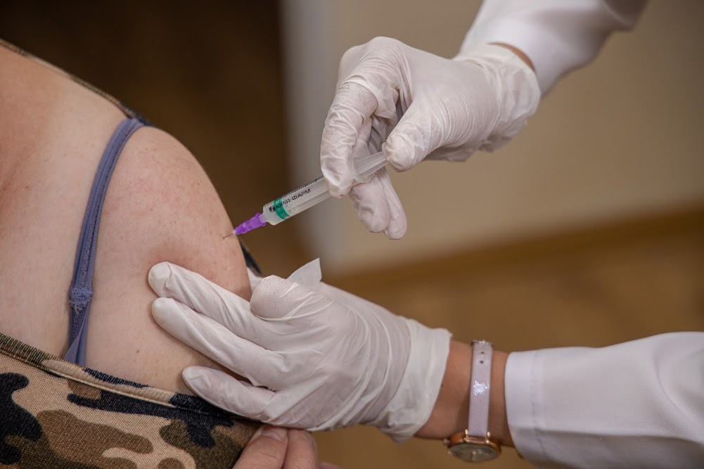 Молодцы: COVID-прививки уже сделала треть жителей Никополя фото 4 3