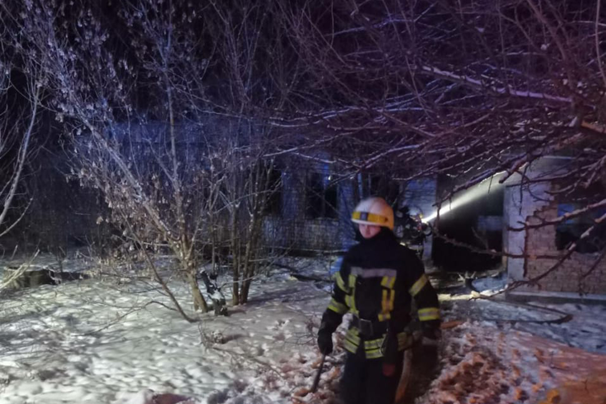 Горел одноэтажный заброшенный дом на улице Халкигольской / фото: ГСЧС