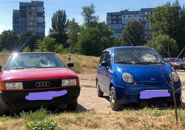 В Приднепровске снова разбили лобовые стекла автомобилей / фото: fb Анита Милагро