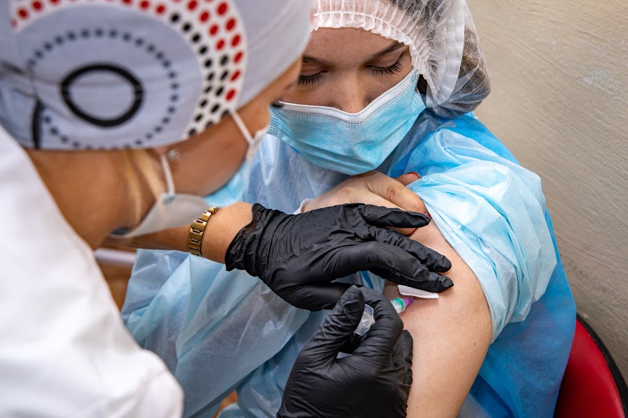 Второй в области прививку сделала молодая врач Ирина Фильнюк / фото: ДнепрОГА