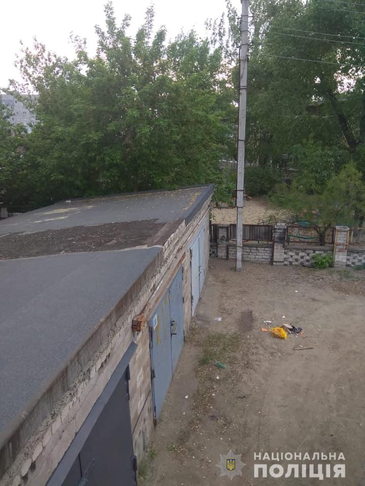 Выстрелили в 17-летнего парня тут