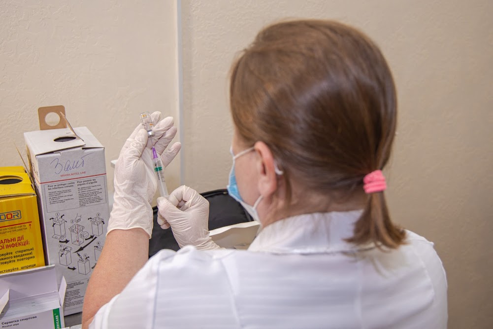 Молодцы: COVID-прививки уже сделала треть жителей Никополя фото 5 4