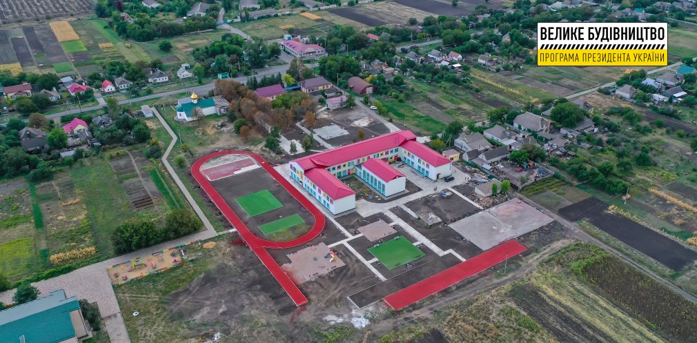 С каруселями и резиновым покрытием: в Карповке завершают реконструкцию школьного стадиона фото 1