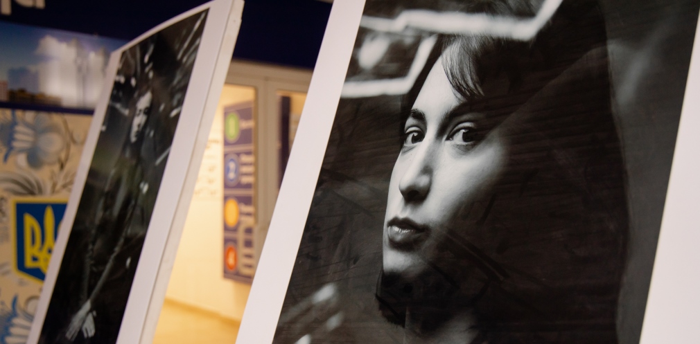 "В 17 меня изнасиловали": в здании ДнепрОГА открылся фотопроект о женщинах, которых домогались фото 1