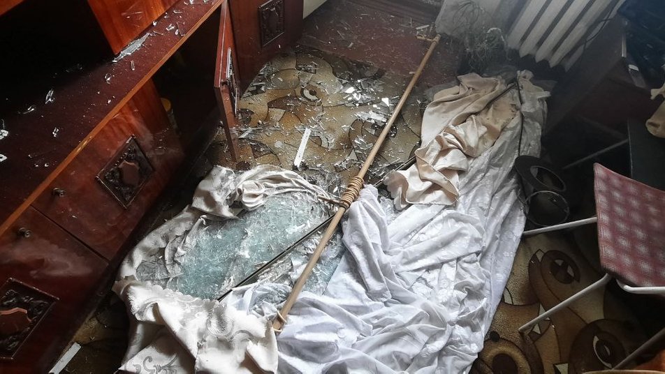 У квартирах скло -