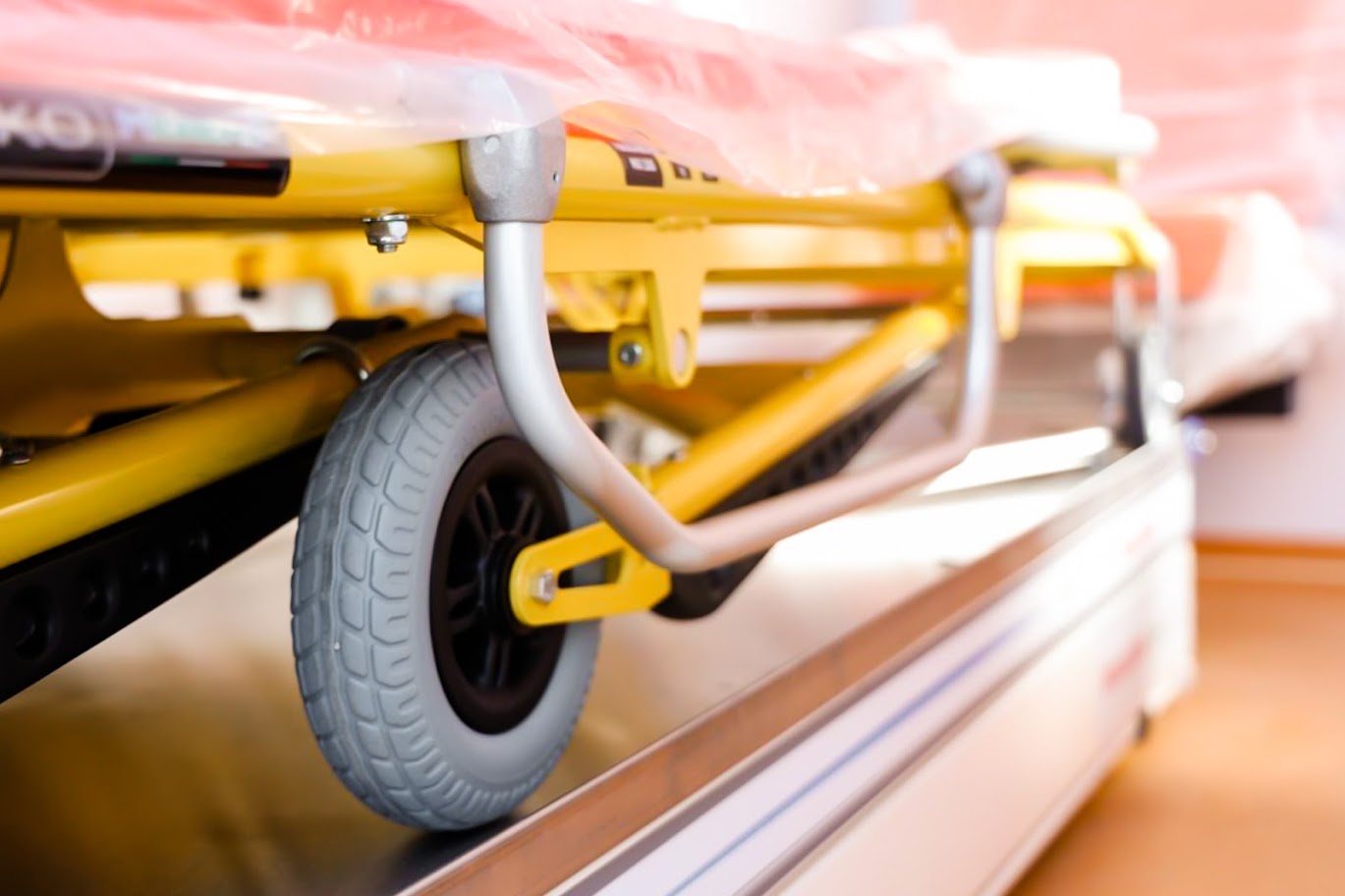 Для спасения людей: в Новомосковск прибыли 13 французских "скорых" фото 4 3