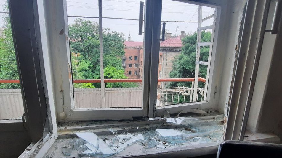 Люди вибило вікна -