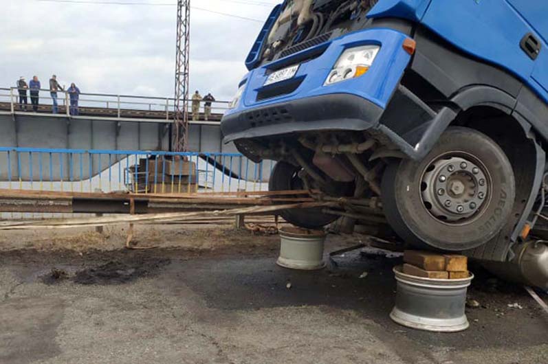 Разгружали фуру и вытаскивали ее 4 дня / фото: ГСЧС