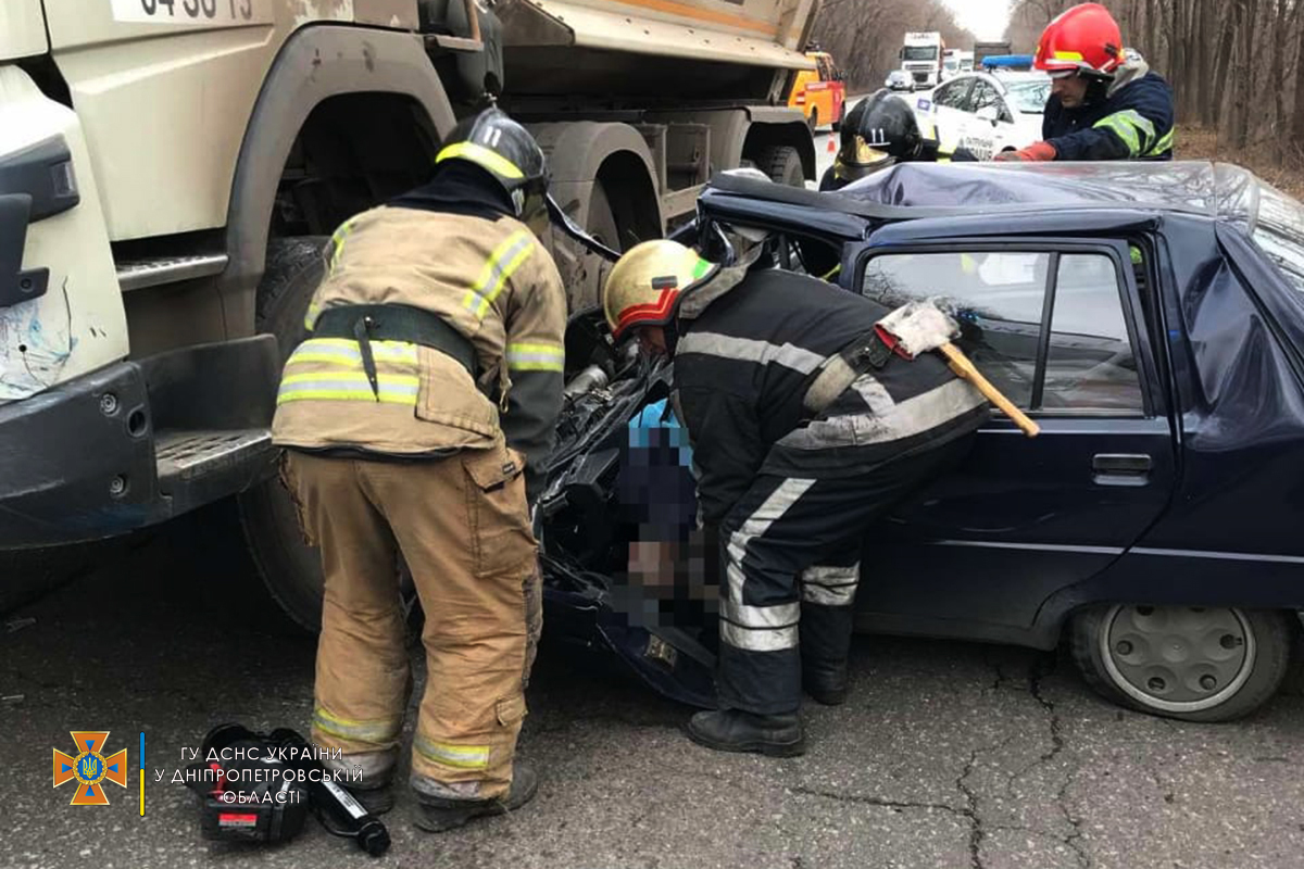 Столкнулись грузовик и Таврия